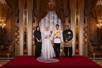 Junto al primo del novio, el prínipe Hakeem, y su mujer.