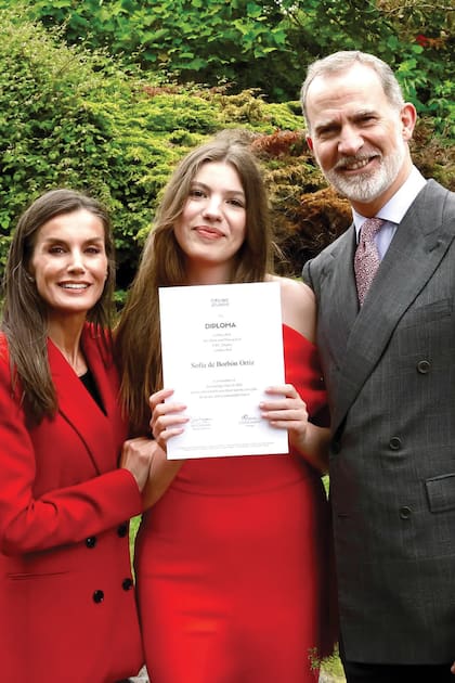 Junto al rey Felipe VI, madre e hija posaron con sus looks similares. Mientras Sofía asistió a su graduación con un
mono asimétrico de Mango; su madre, la reina Letizia, llevó
un traje de Zara de doble abotonadura.