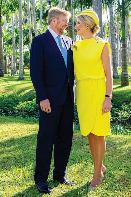 Junto al rey Guillermo Alejandro,
Máxima “iluminó” la visita a
Villa Zapakara con un vestido amarillo
sin mangas, cuello a la base y falda
cruzada de Natan, que estrenó en su viaje
a Bonaire, en abril de 2015. Al igual que
aquella vez, lo combinó con un tocado
tipo turbante a juego. ¿El detalle?
El gran broche con forma de flor