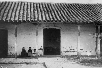 Junto al Salón de la Jura, Amalia y Gertrudis Zavalía, las bisnietas de Francisca Bazán de Laguna.