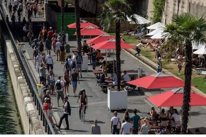 Junto al Senna, los franceses disfrutan de la ciudad, casi en exclusiva para ellos