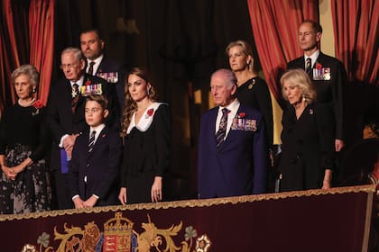 Junto con algunos miembros de la familia real, Carlos asistió al Festival of Remembrance, un evento que se realizó en el Royal Albert Hall de Londres para homenajear a los caídos de la Real Legión Británica en el 80.° aniversario del fin de la Segunda Guerra Mundial. De izquierda a derecha: el príncipe George, Kate y la reina Camilla; atrás, Sophie, la duquesa de Edimburgo, y Edward, duque de Gloucester