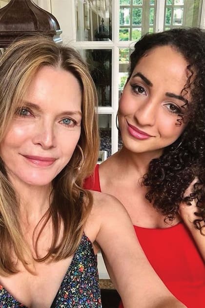 Junto con Claudia Rose, que es licenciada en Lengua y Literatura Eslava y que, en 2024, la convirtió en abuela