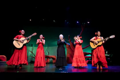 "Junto con cuatro talentosas músicas, Ana María Cores personifica a Rosario, quien
pone voz a los siempre fascinantes personajes del teatro lorquiano para finalmente descubrir al espectador que esa mujer es, en definitiva, todas las mujeres del poeta granadino"