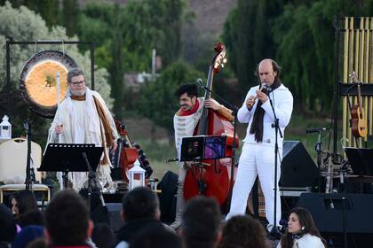 Junto con Gustavo Santaolalla, el artista gallego le rinde tributo al padre de la musicológica argentina, Carlos Vega