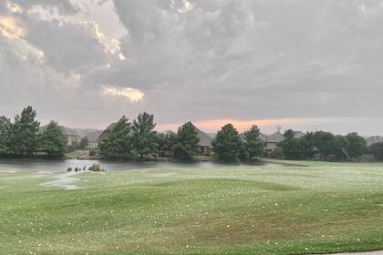 Junto con las altas temperaturas, en Texas cayó granizo de gran tamaño