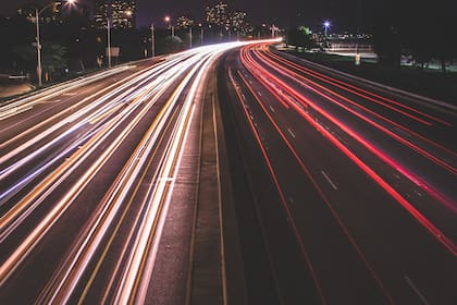 Junto con las demoras y las pérdidas económicas hay efectos negativos del tráfico como el impacto al medio ambiente