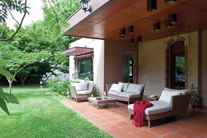 Junto con los artefactos de luz, las placas de fenólico instalan una sensación sixties desde el cielo raso de la galería.