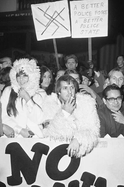 Junto con Sonny Bono, en una protesta de 1966 contra las autoridades de Los Ángeles que dejó huella en la contracultura californiana
