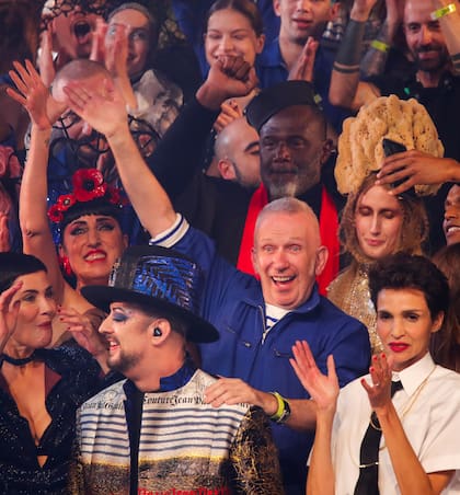 Junto con su gente, Gaultier se mostró alegre