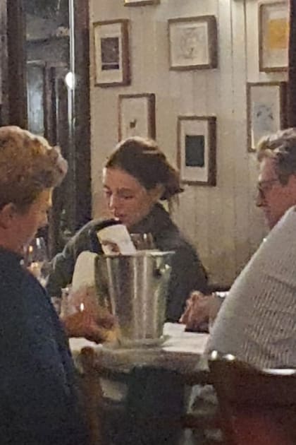 Junto con su hermana, la heredera al trono, la princesa Alexia se mostró muy entretenida durante la comida.