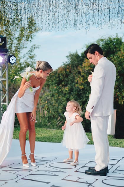 Junto con su hija Vita sobre un piso que decía “All because two people fell in love”, una frase en inglés que eligió Cale para este gran día