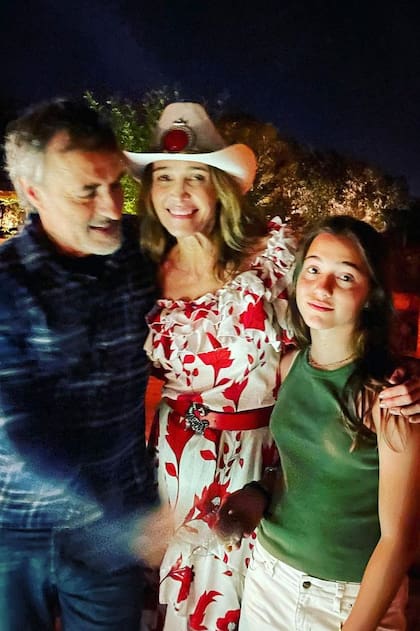 Junto con su marido, Jorge "Corcho" Rodríguez, y su hija Antonia, durante los festejos de Año Nuevo.