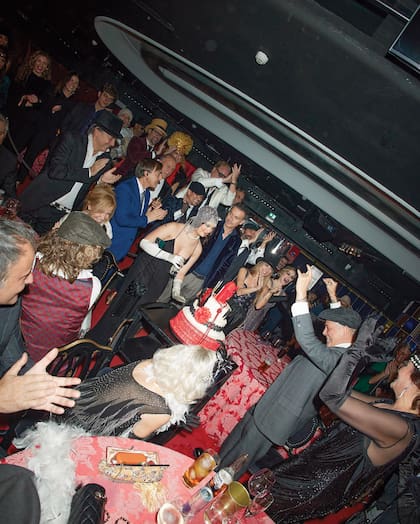 Junto con sus familiares y sus amigos más cercanos, entre los que también se encontraban Niña Pastori, Risto Mejide y José María Michavila, Sanz aprovechó para hacer un brindis y pedir deseos. “Por los amigos, por los años, la vida y cada segundo que nos haga feliz”, dijo él visiblemente feliz.