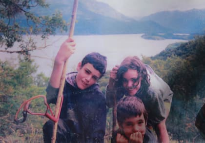 Junto con sus hermanos, en la Patagonia, mediados de los 90. 