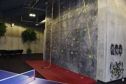 Junto con un gimnasio completo también hay un muro para escalar