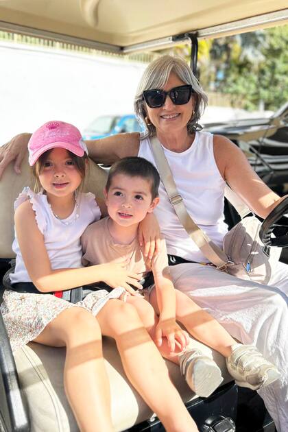 Junto sus nietos Juana y Joaquín en Miami