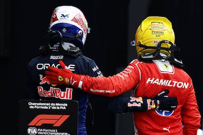 Juntos a la par, Max Verstappen y Lewis Hamilton apuntan contra la Fórmula 1 por los motores de la nueva era