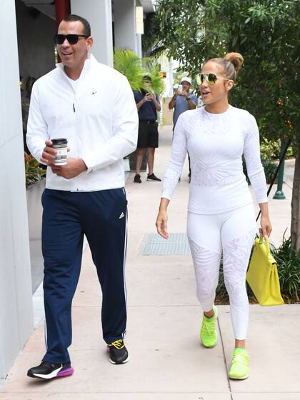 Juntos a todos lados. Jennifer Lopez y su novio Alex Rodriguez comparten una visita a un salón de yoga