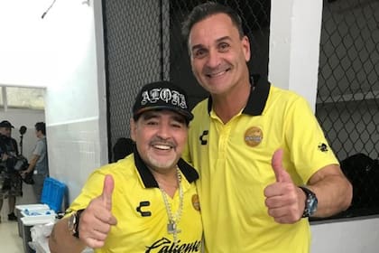 Juntos en Dorados, inolvidable; "Te venía con esa zurdita y te hacía cualquier desastre. Gracias a Dios, nunca me pudo hacer un gol", cuenta Islas, entre sonrisas, con emoción