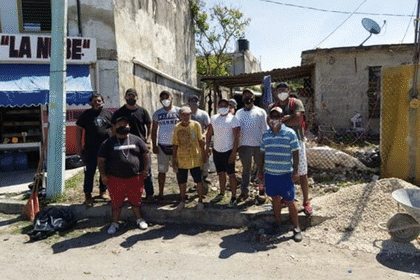 Don José, junto a los vecinos que le construyeron una casilla de madera con pisos material