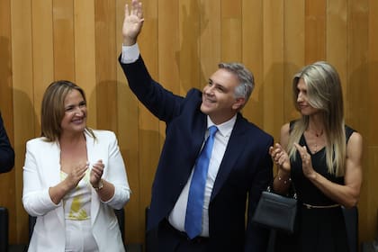 Jura de Martín Llaryora como gobernador de Córdoba en la Legislatura junto a su esposa y la vicegobernadora, Myrian Prunotto