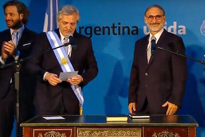 Alberto Fernández en la toma del juramento al ministro Basterra