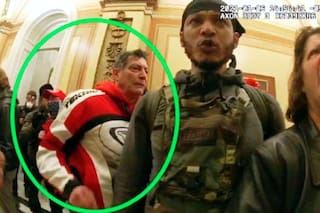 Jurado ordena a hombre pagar US$500.000 por agredir a policía que se suicidó tras asalto a Capitolio