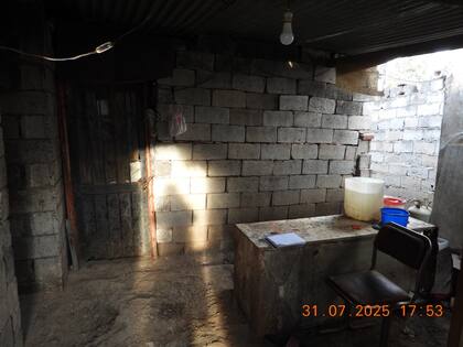 Jurado, que presenta una cicatriz en el estómago, heridas en la zona abdominal y varios tatuajes visibles en el torso