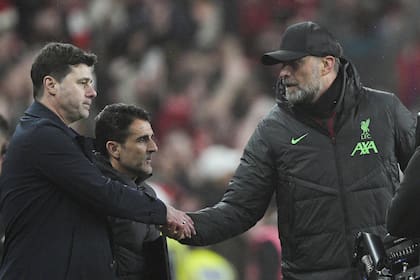 Jurgen Klopp saluda a Mauricio Pochettino tras la victoria de Liverpool sobre Chelsea, en la final de la Copa de la Liga inglesa