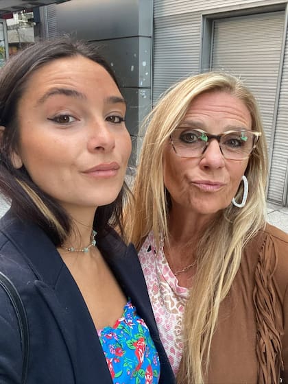 Juricka junto a su hija, Clara Tapia