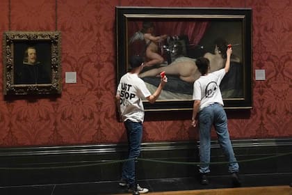Activistas contra la actividad petrolera rompieron el cristal de seguridad que cubría La Venus del Espejo, de Diego Velázquez, en la Galería Nacional de Londres