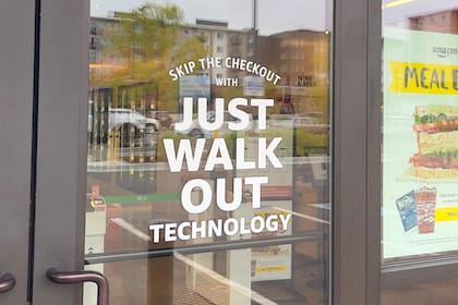 Just Walk Out ("simplemente salí", en inglés) es el lema con el que Amazon promociona sus tiendas sin cajero; se suponía que una IA reconocía las compras de cada cliente, pero en rigor se trata de supervisores indios haciendo los cálculos a distancia