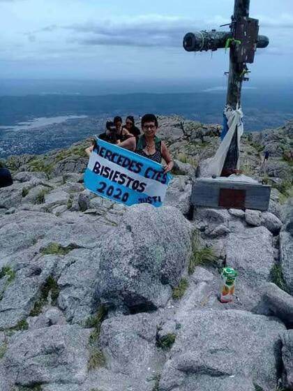 Justa Ayala en el Cerro Uritorco con la bandera de Bisiestos, su grupo de pertenencia