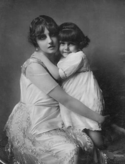 Justa Dose de Zemborain y su hija Esther, fotografiadas por Van Riel. 1920.
