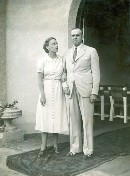 Justa Ester Dose y su marido Alfredo Zemborain, con motivo de sus bodas de plata. Fotografía tomada en la estancia El Recreo que la familia tenía en la localidad de Videla Dorna. 1938.