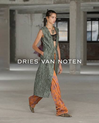 Justi Ageitos, modelo de Look1, en el desfile de Dries van Noten en Paris Fashion Week