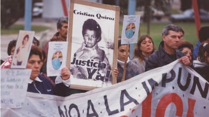 "JUSTICIA YA": el cartel, que se repitió en cada marcha, para pedir condenas a los responsables de la muerte de Cristian Quiroz