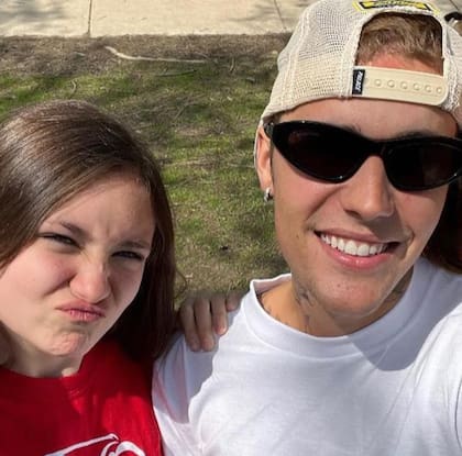 Justin Bieber, de 28 años, y su hermana menor Jazmyn, a quien felicitó en redes sociales