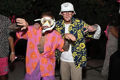 Justin Bieber –junto a Presley Gerber, hijo de Cindy Crawford– eligió un
atuendo no tan fácil de llevar: máscara de buceo y patas de rana. 