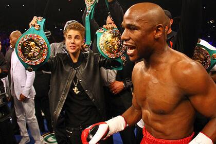 Justin Bieber junto con Floyd Mayweather