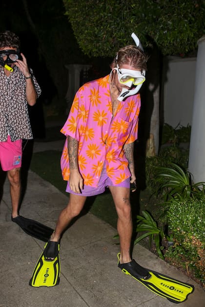 Justin Bieber optó por un disfraz gracioso: eligió un equipo de snorkel y aletas para asistir a la fiesta de Halloween de Casamigos, en Los Ángeles
