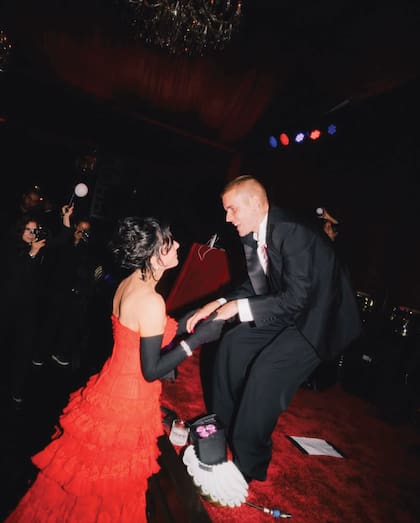 Justin Bieber saluda a la homenajeada de la noche