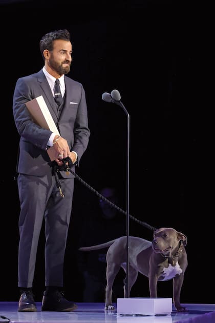 Justin –con su compañera más fiel– entregó el galardón a Carie Broecker, cofundadora de Peace of Mind Dog Rescue, una asociación que se encarga de encontrar nuevos hogares para perros cuyos dueños ya no pueden cuidarlos debido a una enfermedad, muerte o alguna
otra causa de fuerza mayor.