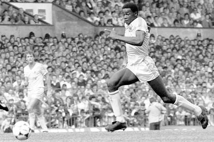 Justin Fashanu en una imagen del 6 de noviembre de 1981 jugando para Nottingham Forest.