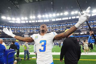 Justin Herbert impulsa a los Chargers hacia los playoffs con victoria 34-17 sobre Cowboys