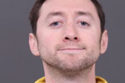 Justin Mohn, de 33 años, se identificó como el asesino de su padre, Mike Mohn de 60 años, a quien consideró como un traidor por trabajar en el gobierno estadounidense