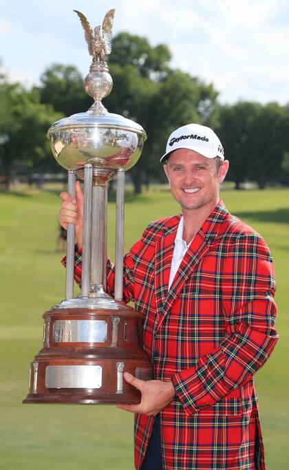 Justin Rose, con el imponente trofeo del Fort Worth Invitational