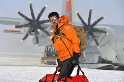 Justin Rowlatt en la nieve con su equipaje