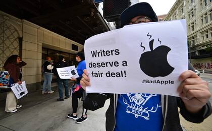 Justin S. Lee, director y guionista, ayer, frente a la tienda Apple más importante de Los Angeles, protestando contra la plataforma de la compañía con base en Cupertino
